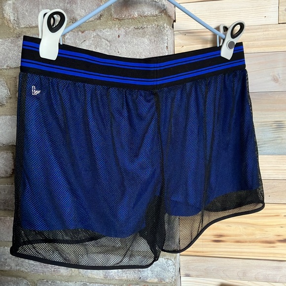 Demi Lovato Fabletics - Picture 2 of 5